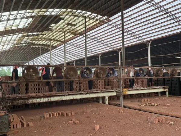 明利配资 “他们被像水牛一样买卖”：上官正义撕开黑砖厂的真相